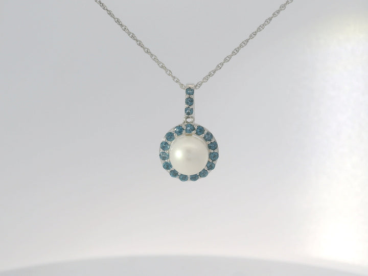 Elegant Pearl Pendant Necklace.
