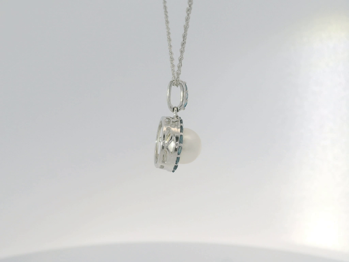 Elegant Pearl Pendant Necklace.