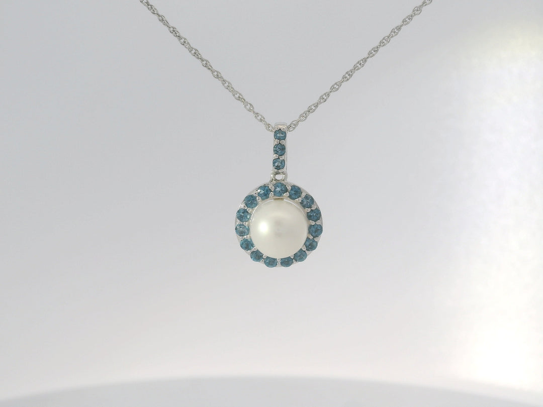 Elegant Pearl Pendant Necklace.