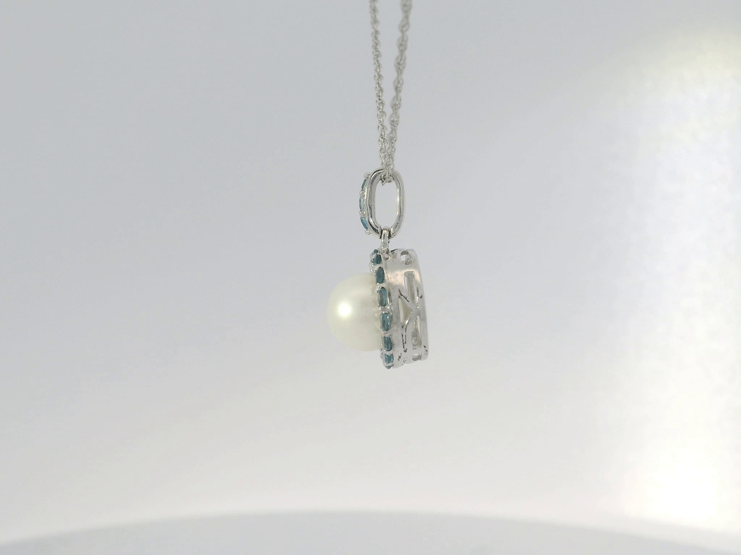 Elegant Pearl Pendant Necklace.