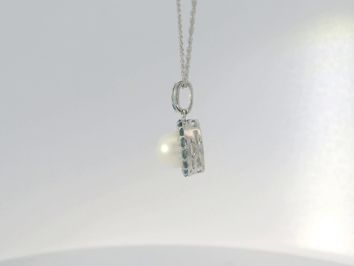 Elegant Pearl Pendant Necklace.