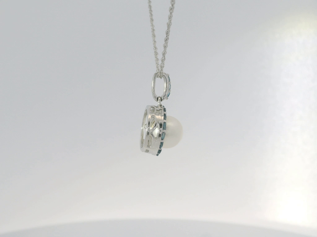 Elegant Pearl Pendant Necklace.