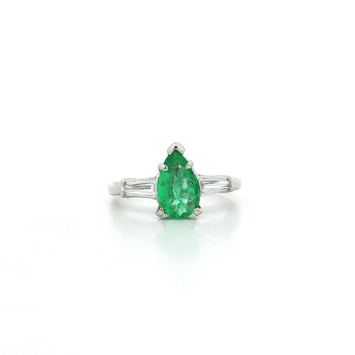 Pear-Shaped Emerald & Nearly Flawless Colorless Diamond Ring (1 ⅒ ct. tw.) in Platinum