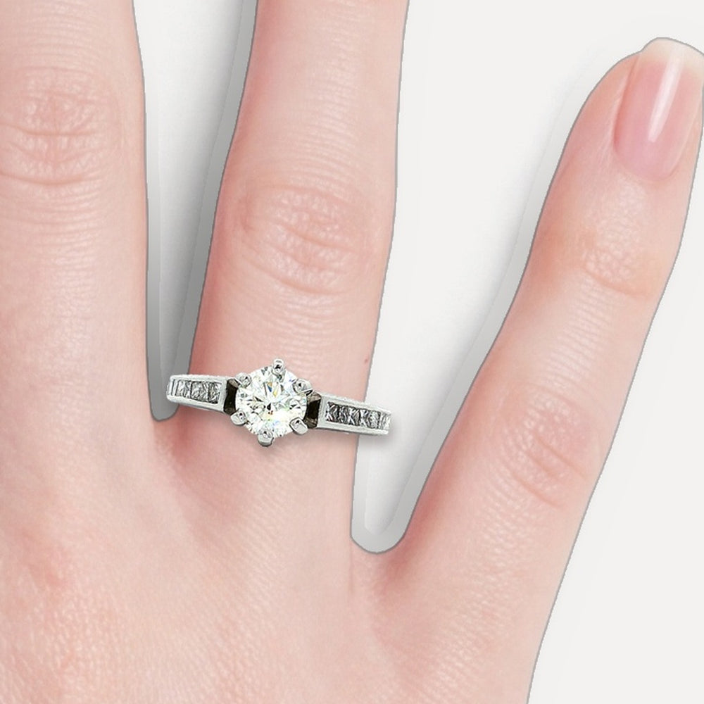 DR2098+R810856 shown on a hand (light skin tone)