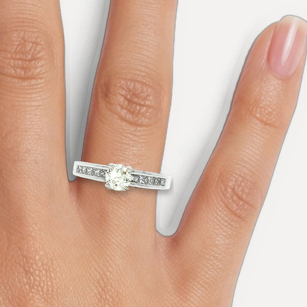 DR2290+RJA1003 shown on a hand (medium skin tone)