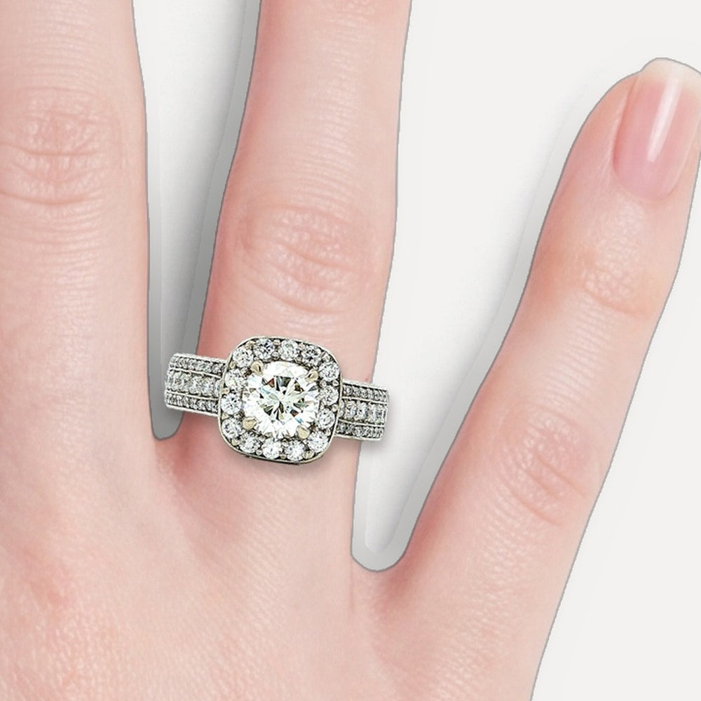 DR2479+R821272_1 shown on a hand (light skin tone)