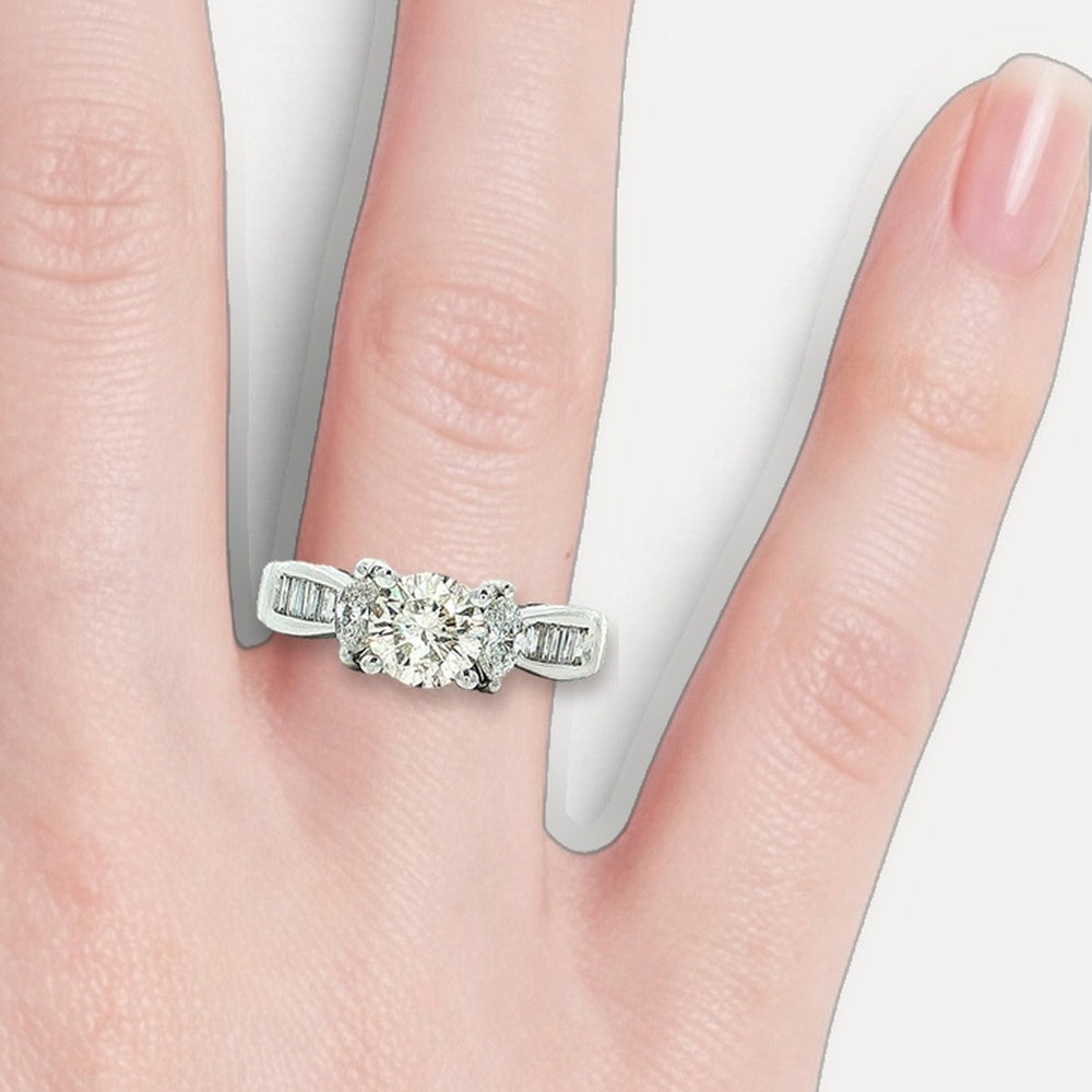 DR2485+R610113 shown on a hand (light skin tone)