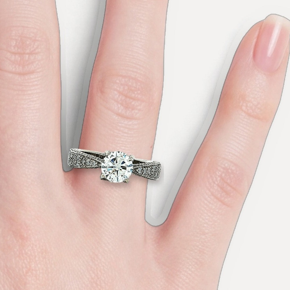 DR2492+R80818 shown on a hand (light skin tone)