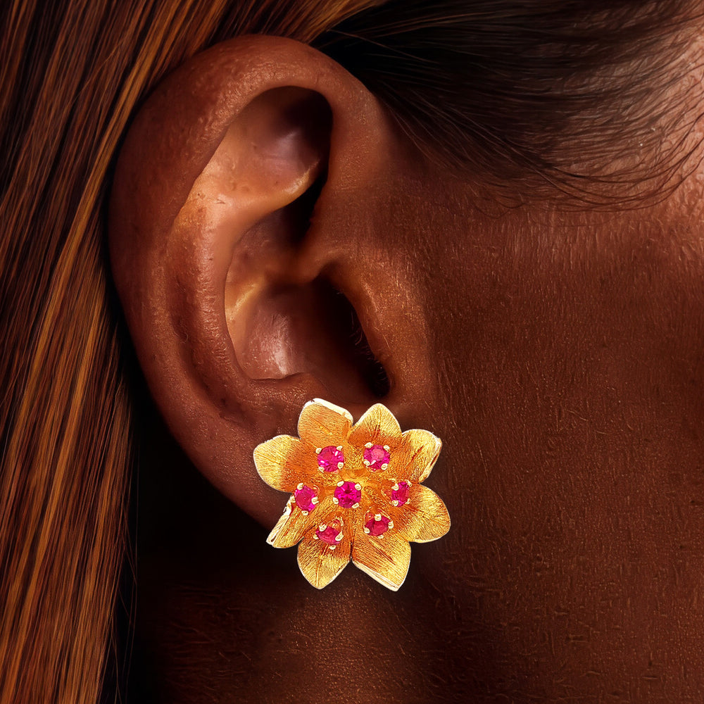 ET2279_u2 shown on the ear (deep skin tone)