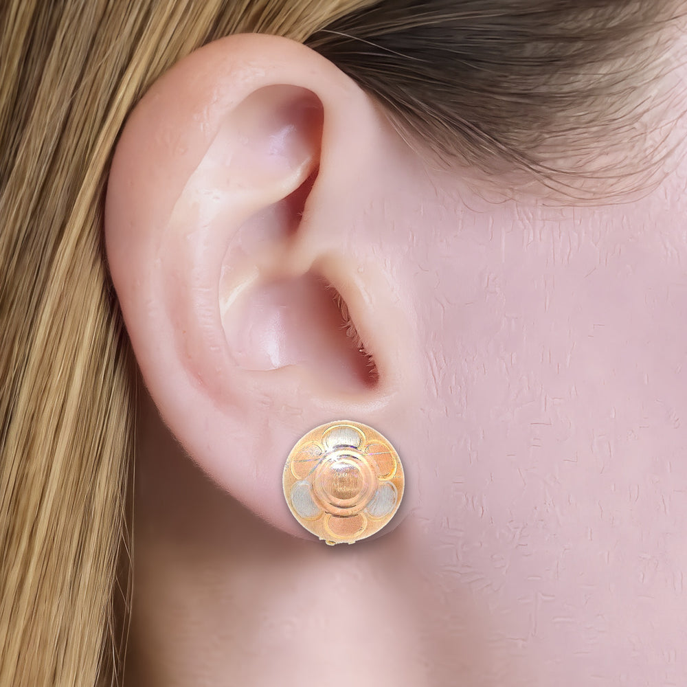ET4052 shown on the ear (light skin tone)
