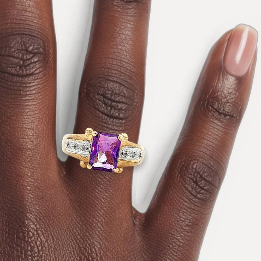 R67136 shown on a hand (deep skin tone)