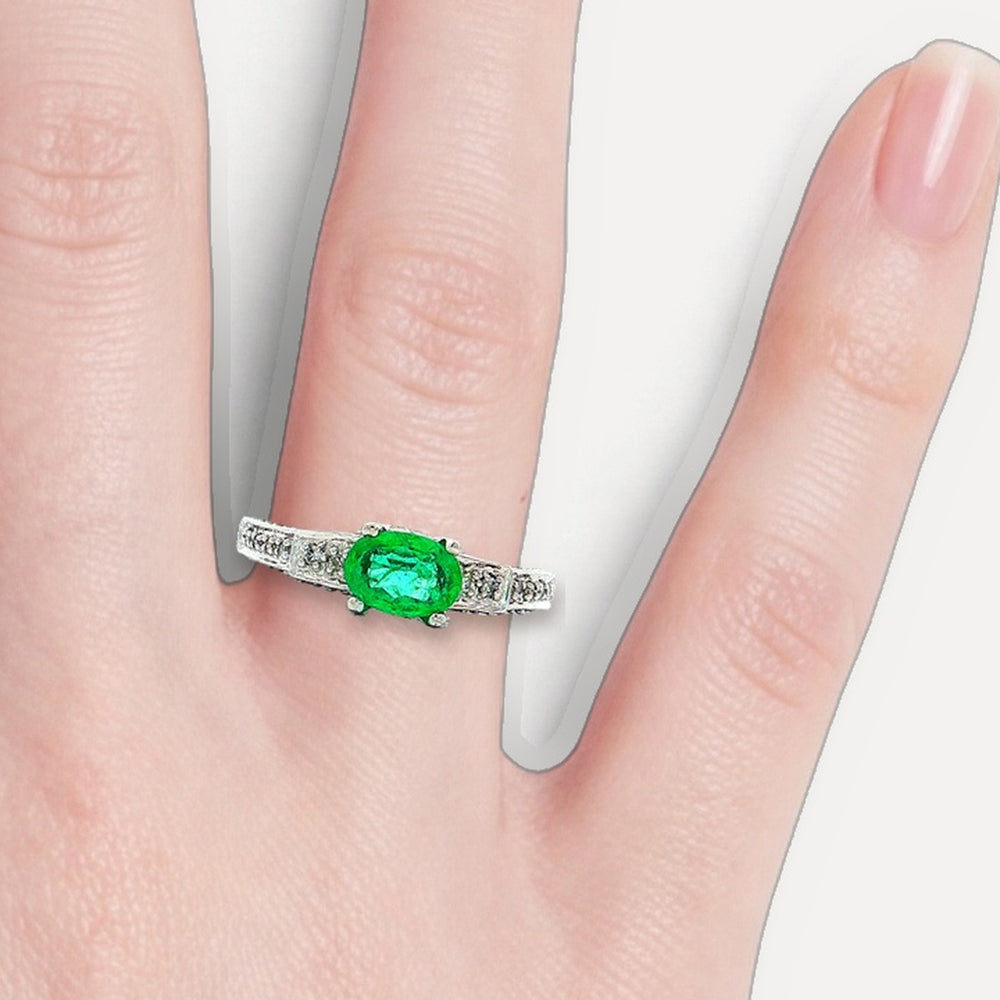 R67746_u2 shown on a hand (light skin tone)