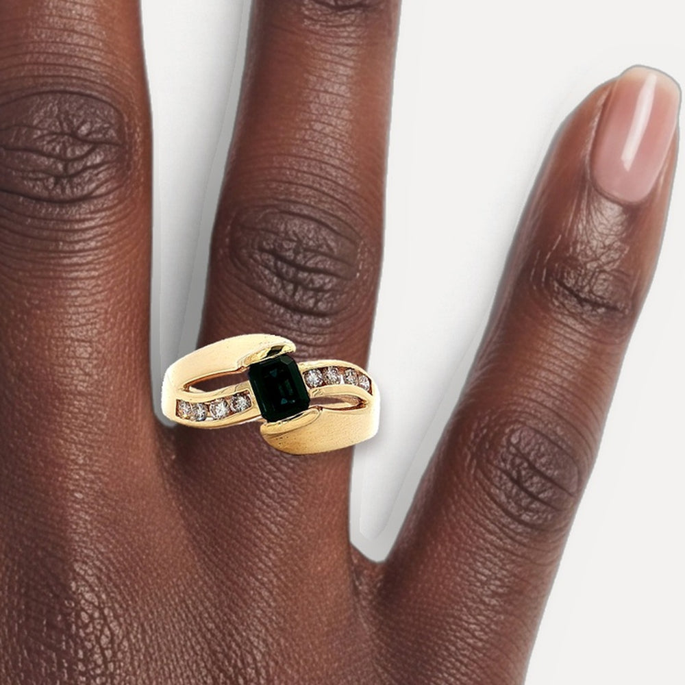 R80092 shown on a hand (deep skin tone)
