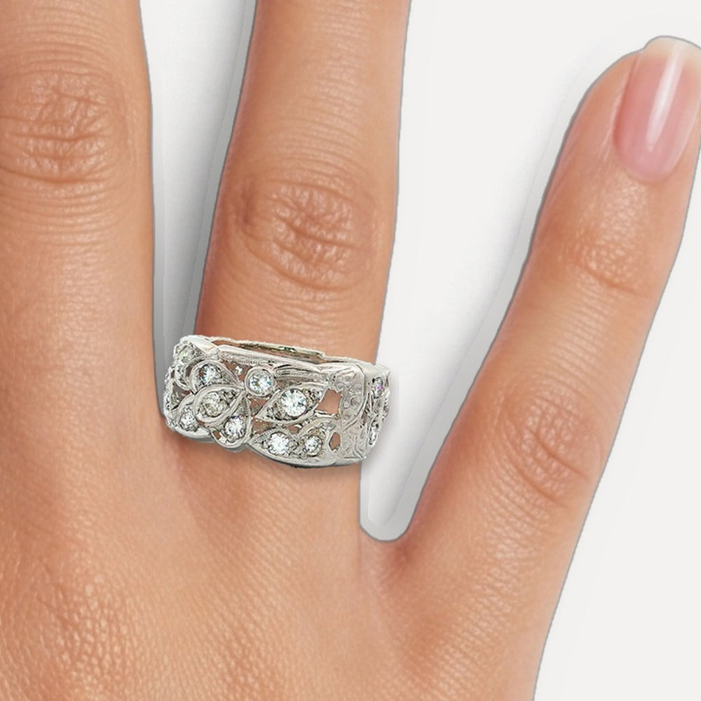 R821055 shown on a hand (medium skin tone)