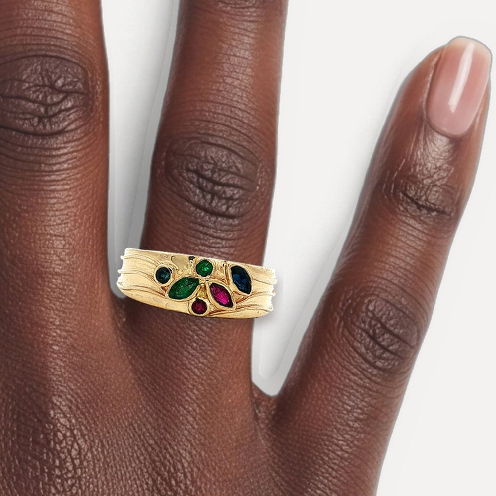 R8211454 shown on a hand (deep skin tone)