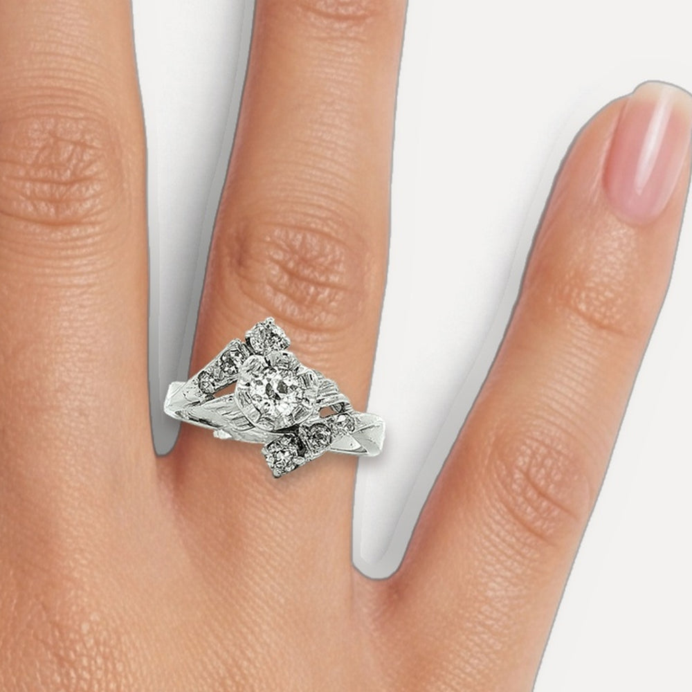 R8211456 shown on a hand (medium skin tone)