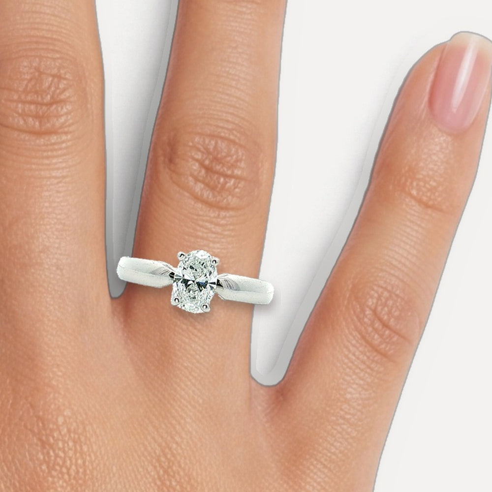 R8211480 shown on a hand (medium skin tone)