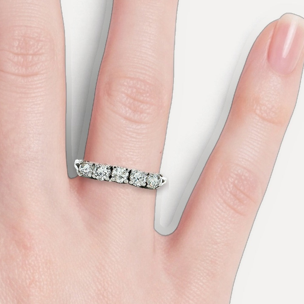 R8211499 shown on a hand (light skin tone)