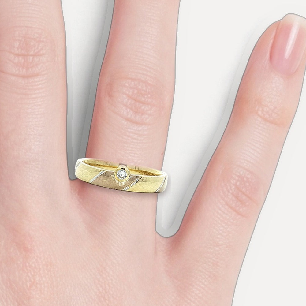 R8211510 shown on a hand (light skin tone)