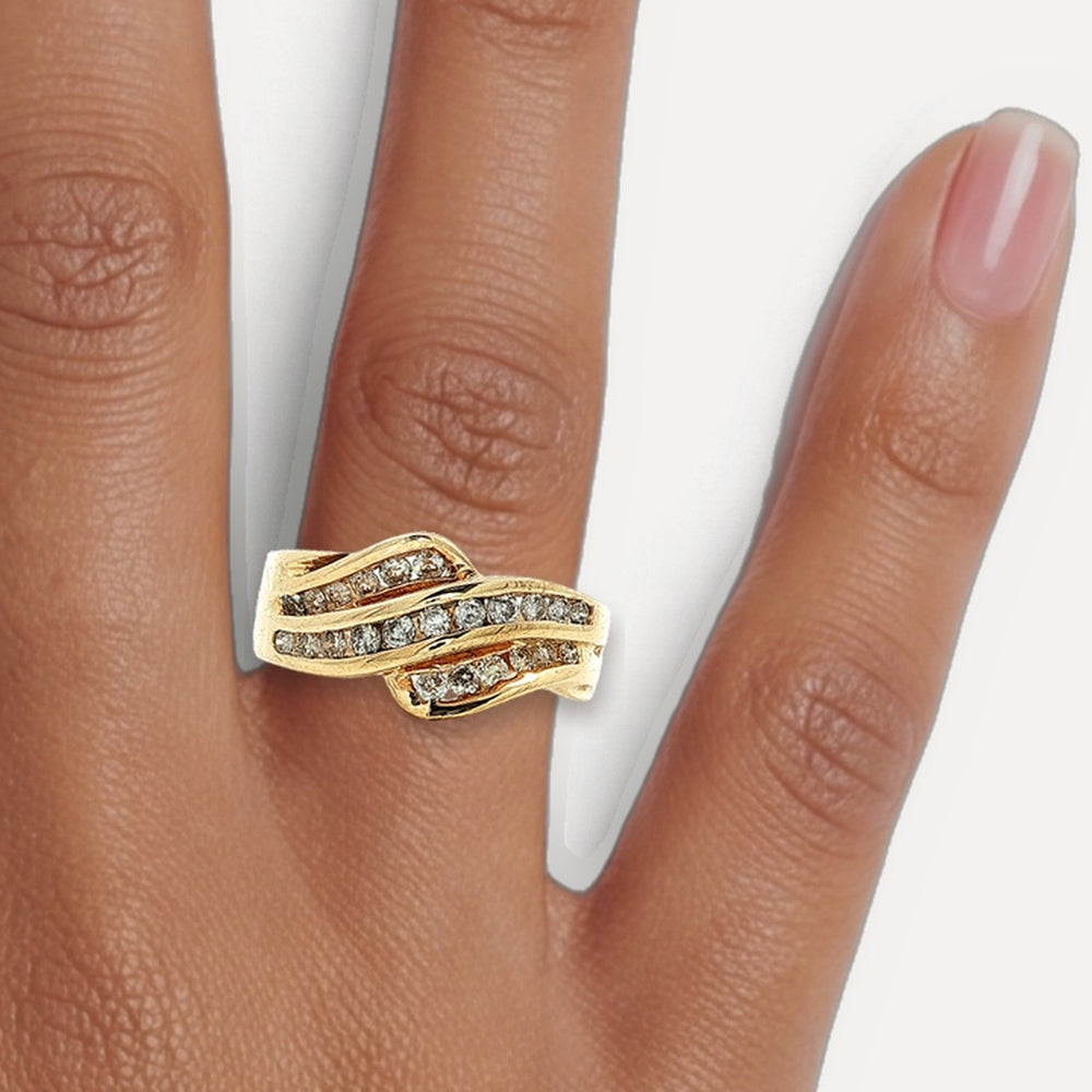 R8211516 shown on a hand (medium deep skin tone)