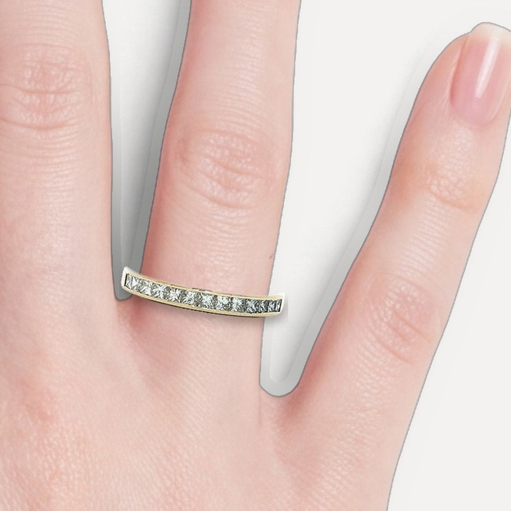 R8211528 shown on a hand (light skin tone)