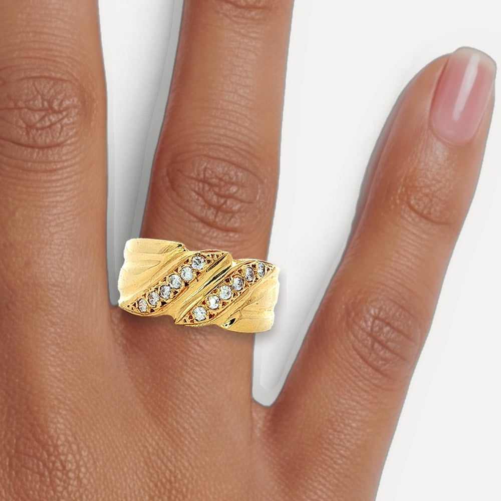R8211568 shown on a hand (medium deep skin tone)