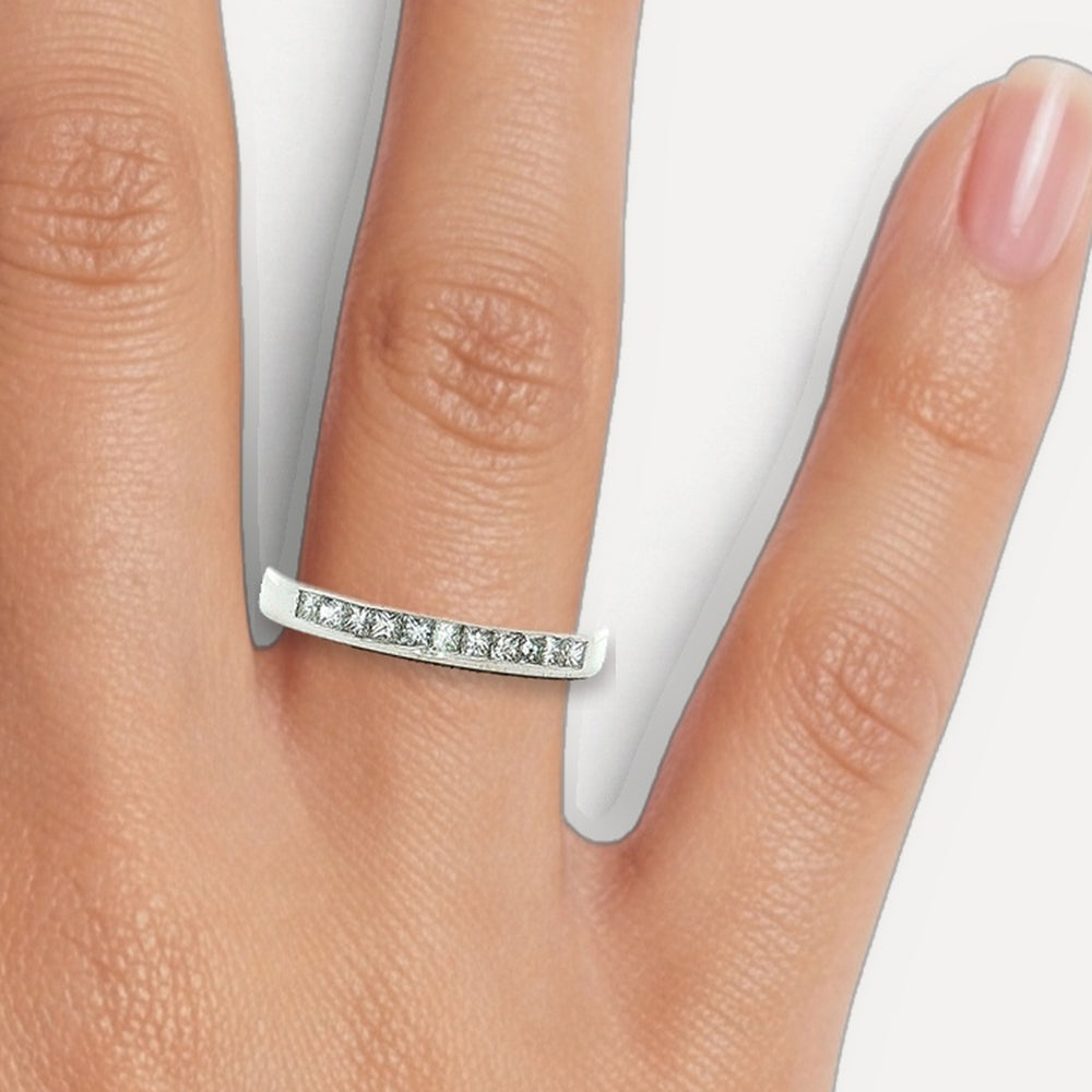 R82115793 shown on a hand (medium skin tone)