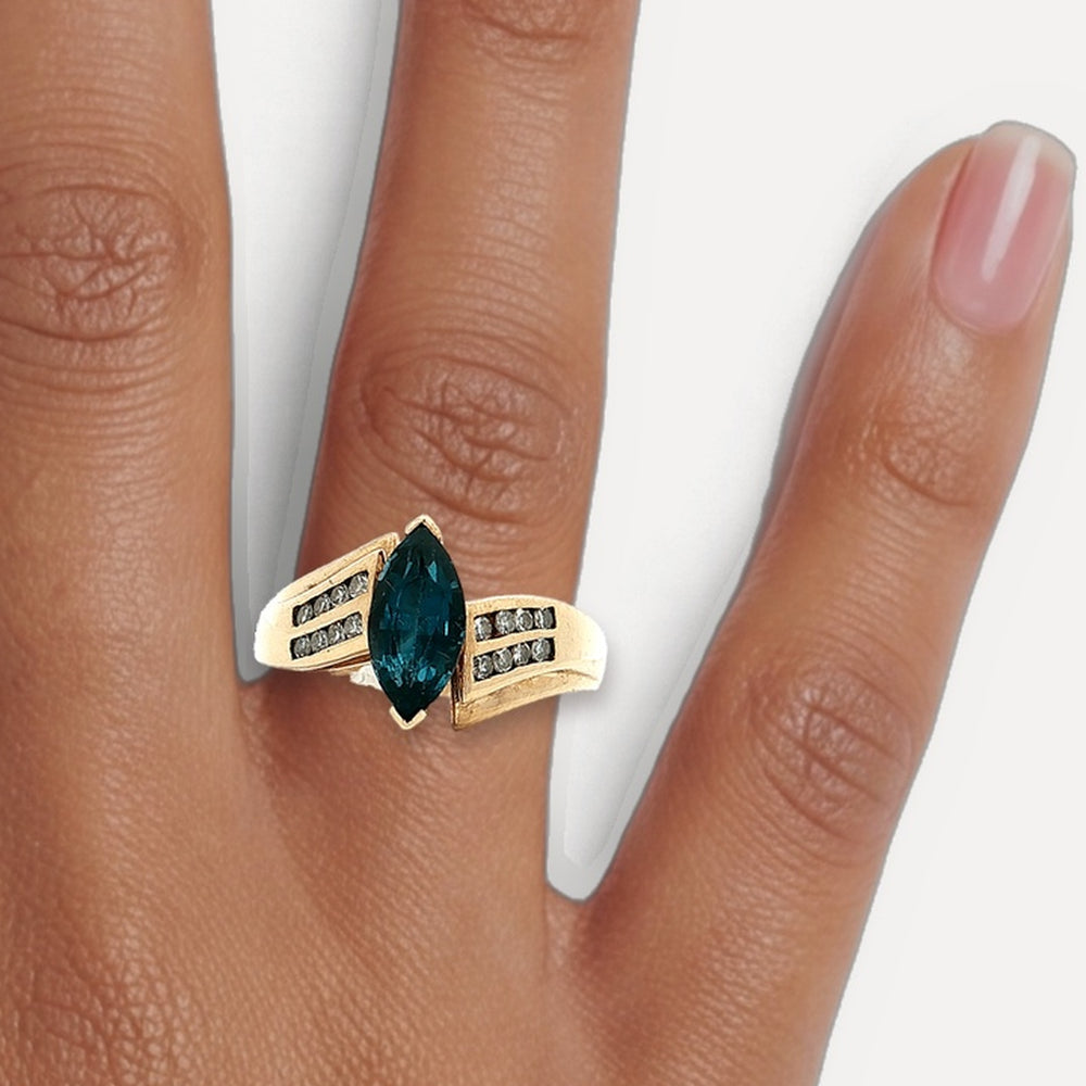R82115796 shown on a hand (medium deep skin tone)