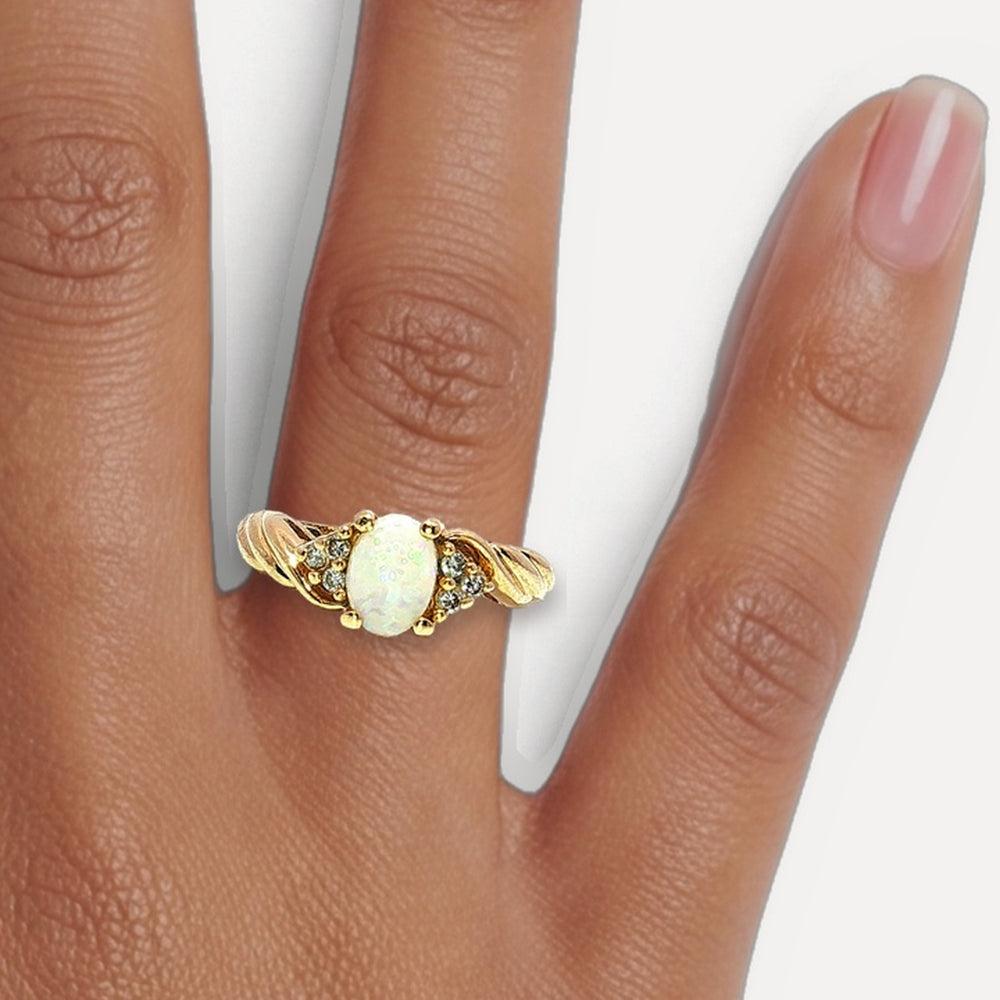 R82115797 shown on a hand (medium deep skin tone)