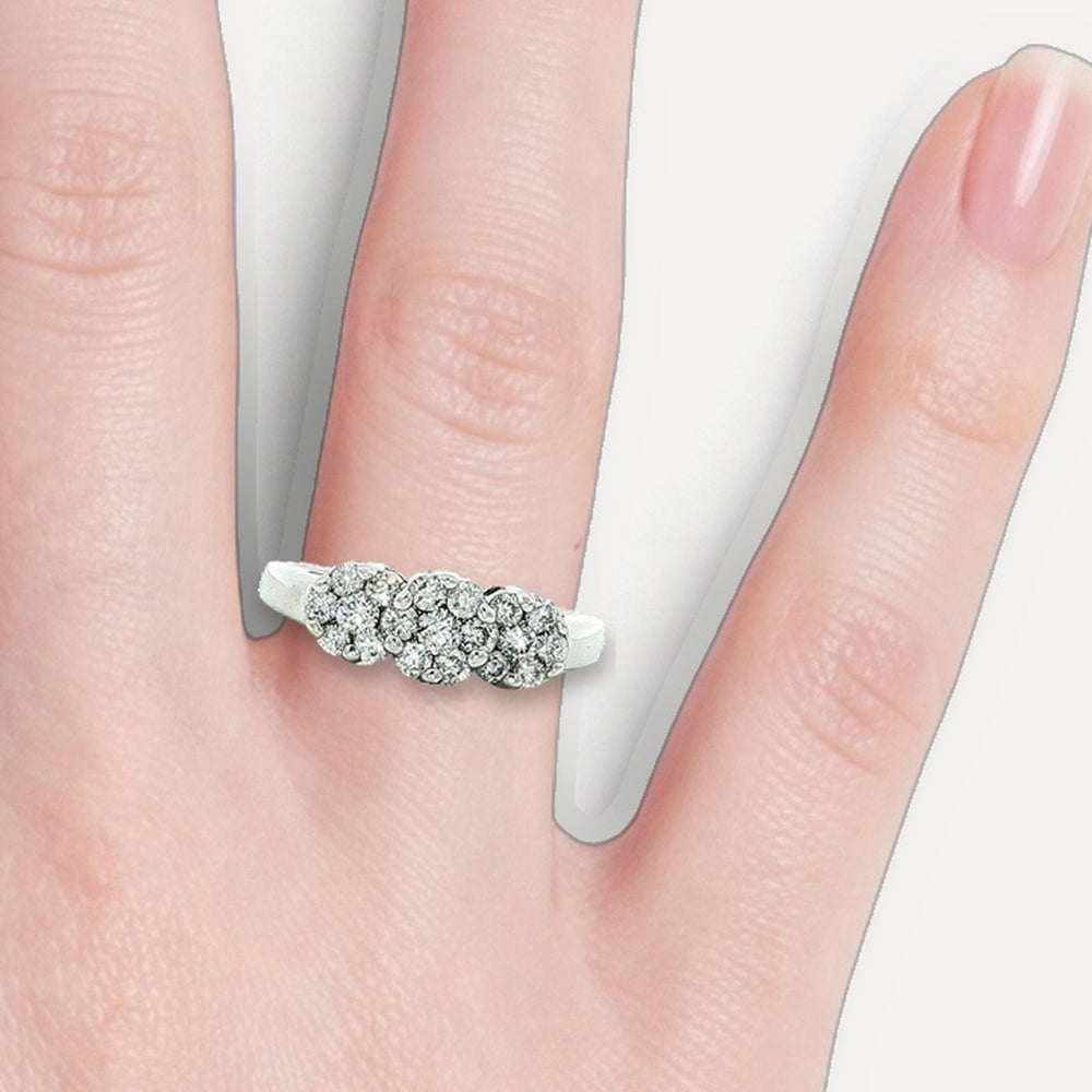 R821200 shown on a hand (light skin tone)