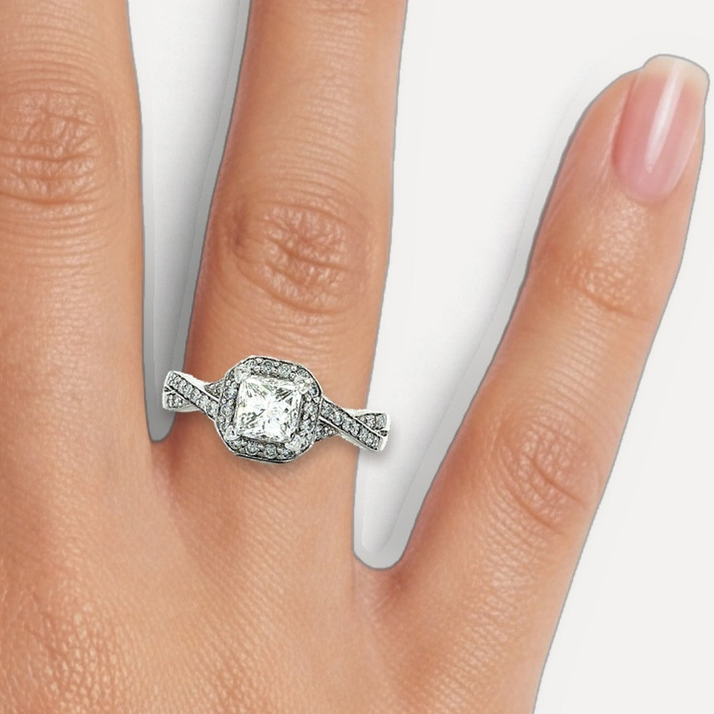 R821295 shown on a hand (medium skin tone)