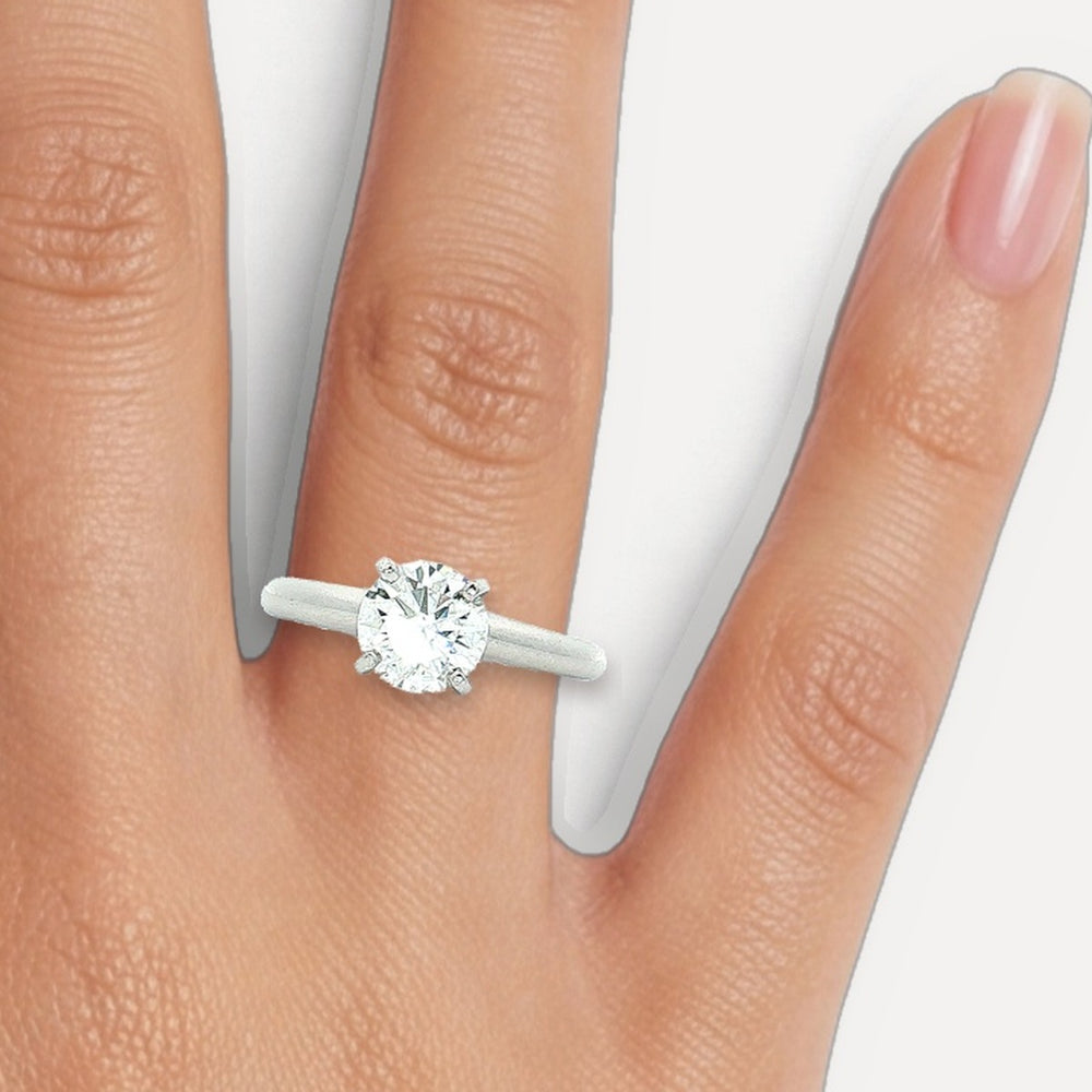 R821304 shown on a hand (medium skin tone)