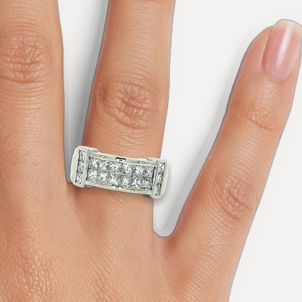 R821384 shown on a hand (medium skin tone)