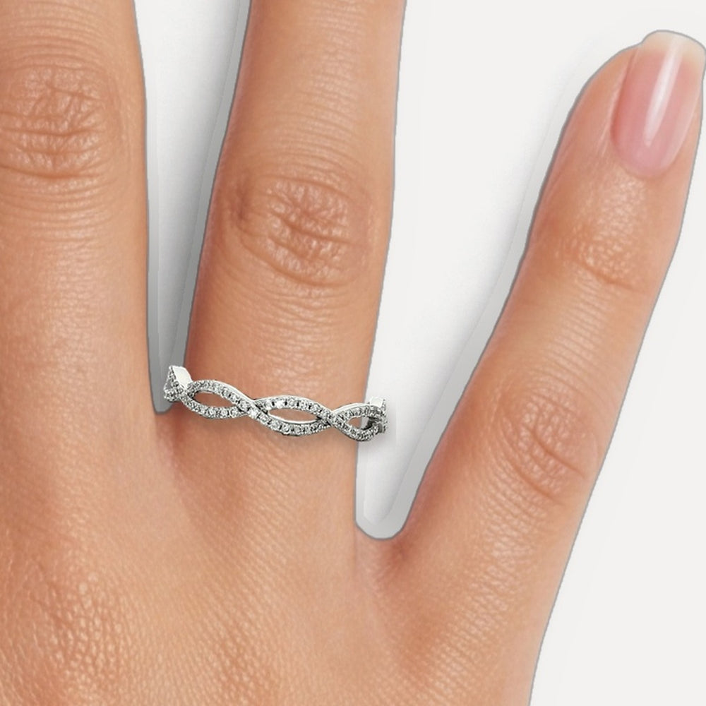 RGJ1015 shown on a hand (medium skin tone)