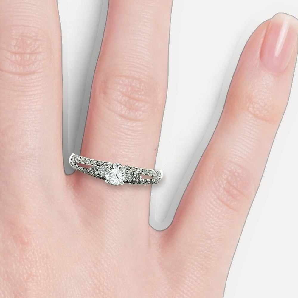 RGJ1022 shown on a hand (light skin tone)