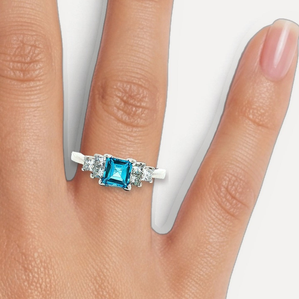 RJA1005 shown on a hand (medium skin tone)
