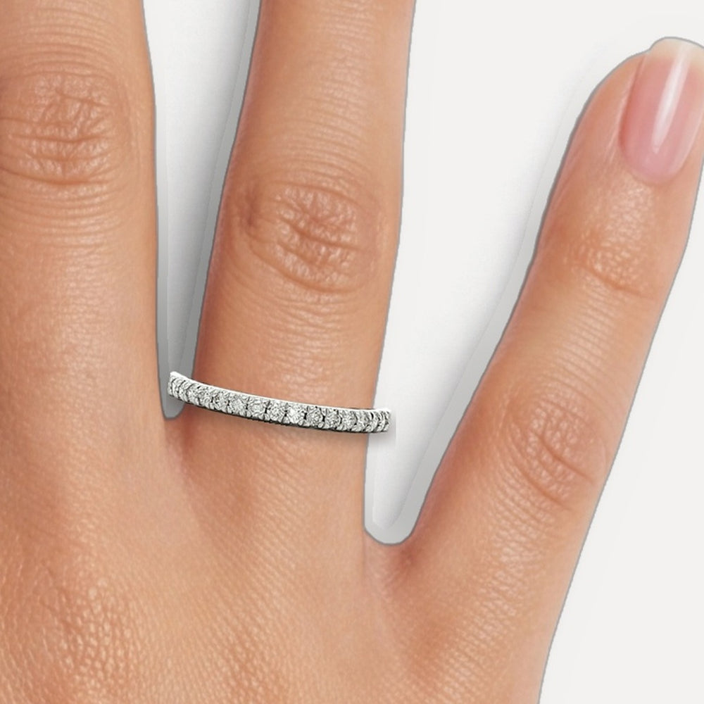 RQC1015 shown on a hand (medium skin tone)