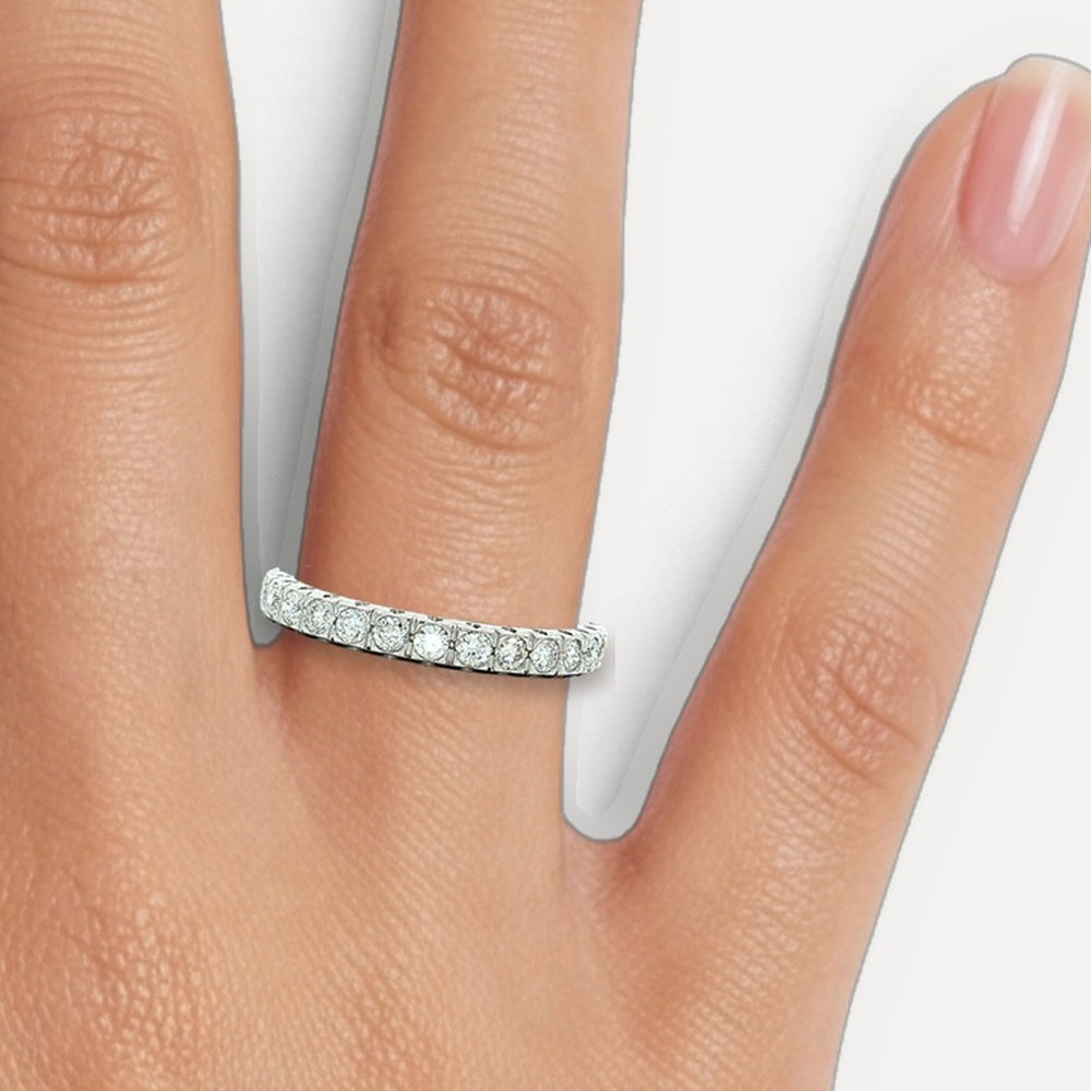 RQC1026 shown on a hand (medium skin tone)