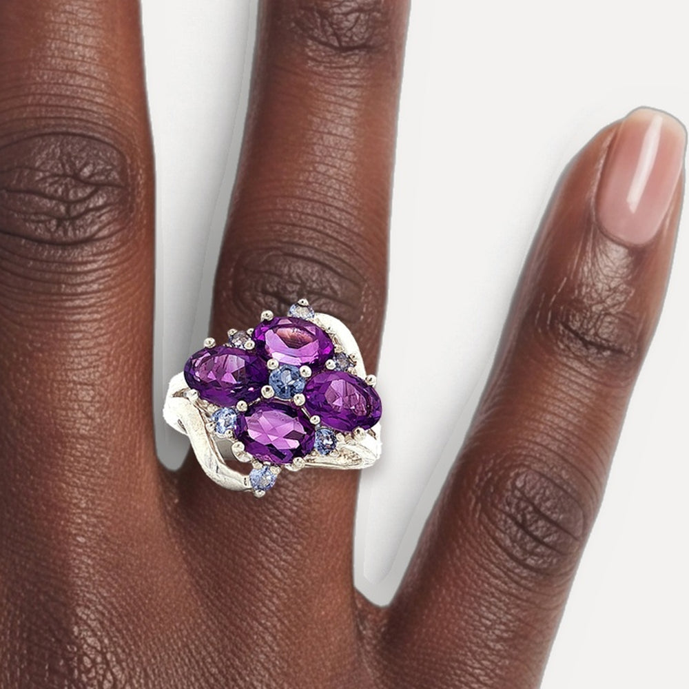 RSIL1036 shown on a hand (deep skin tone)