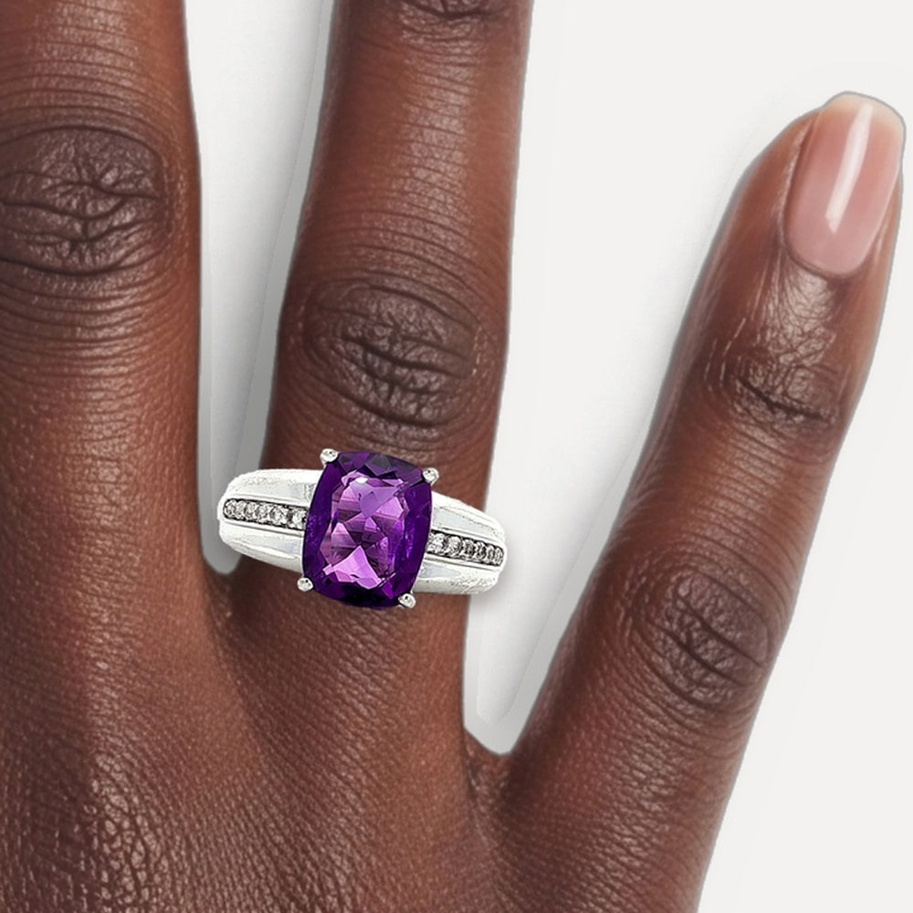 RSIL1056 shown on a hand (deep skin tone)