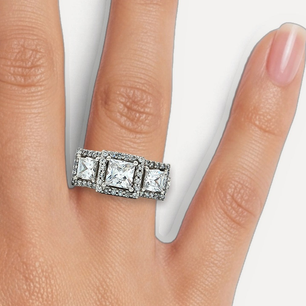 RSIL1255 shown on a hand (medium skin tone)